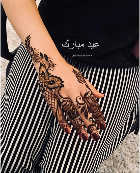 Bold Band Symmetry On Back Hand Mehndi Design